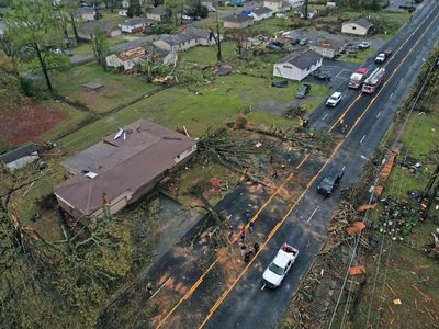 Tornados arrasan viviendas y dejan tres muertos en sur y centro-norte de EU (Videos)