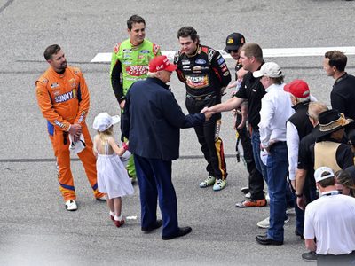 Trump asiste a Daytona 500 y dice que el espíritu de Nascar “impulsará la Edad de Oro de EU”