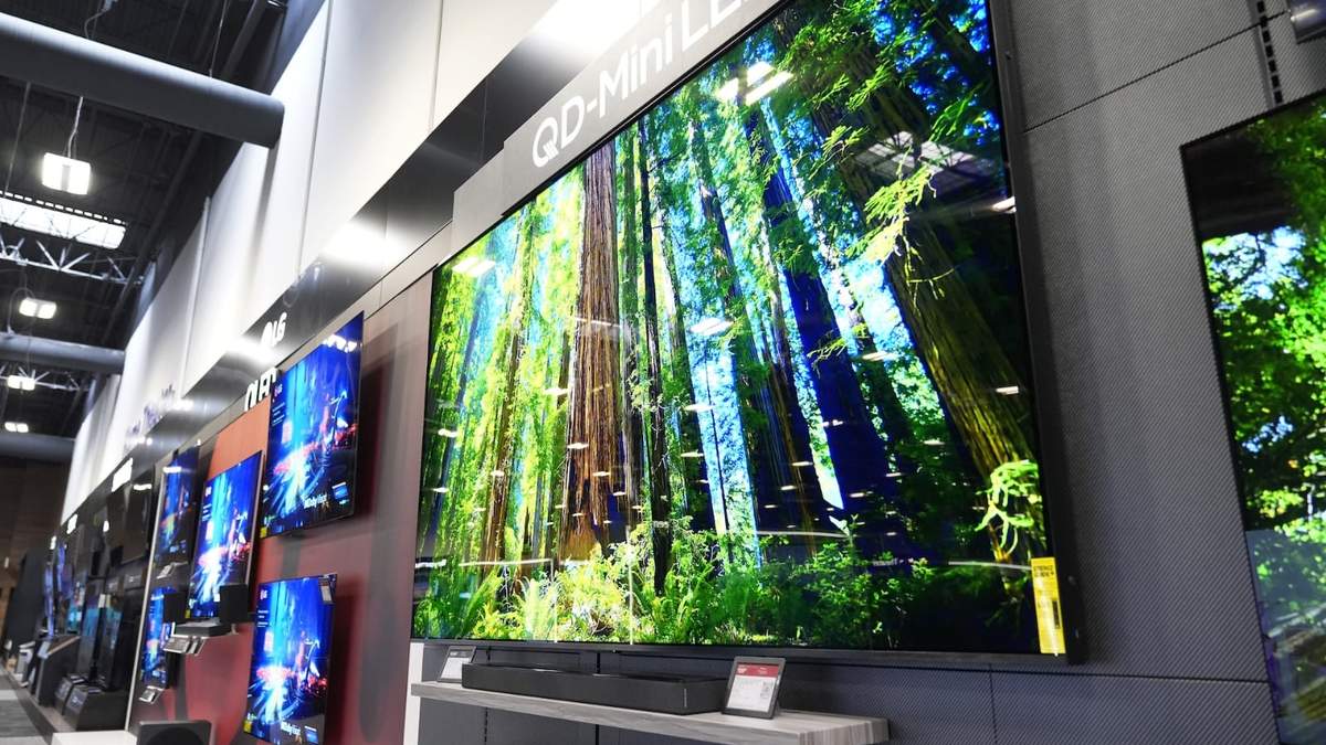 Un televisor TCL de 115 pulgadas en una tienda Best Buy en Dallas