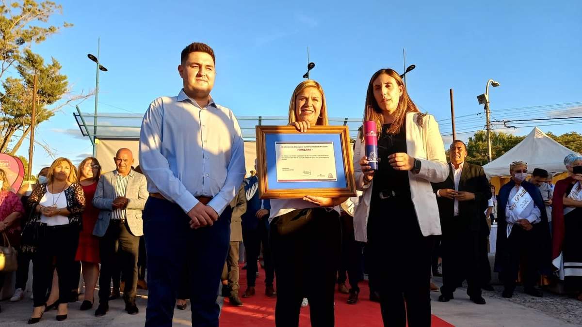 Gloria Ruiz y autoridades en la inauguración de la Expo Plottier. Fuente: (Twitter)