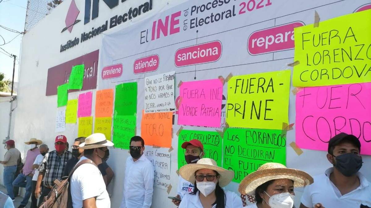 Plantón de simpatizantes de Morena en la sede del INE en Chilpancingo