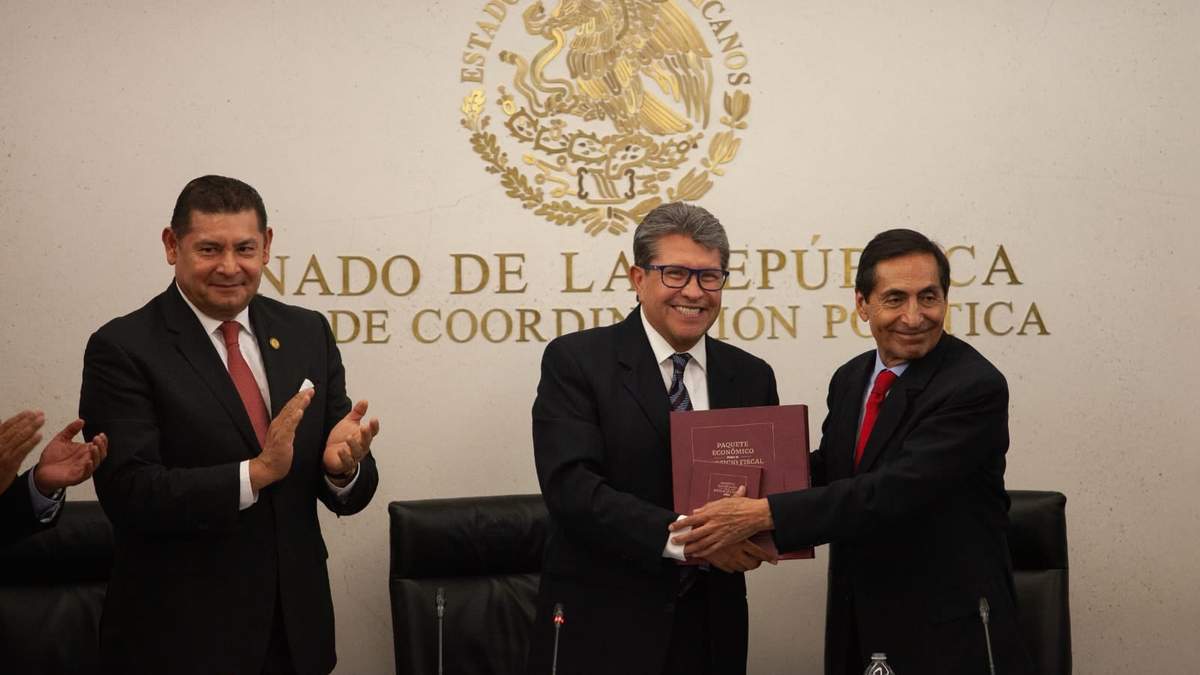 El secretario de Hacienda, Rogelio Ramírez, entrega en el Senado el Paquete Económico 2023