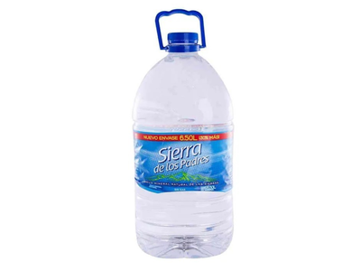 No tires el bidón de agua vacío: mirá este truco tan fácil para tener dónde colocar la esponja para lavar platos