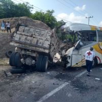 Choque entre autobús y camión de carga deja cuatro fallecidos en Colima