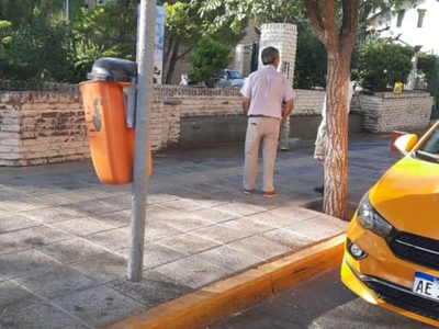 Taxistas denunciaron “olor nauseabundo” en la Escuela de Música, tras cada festejo de los hinchas