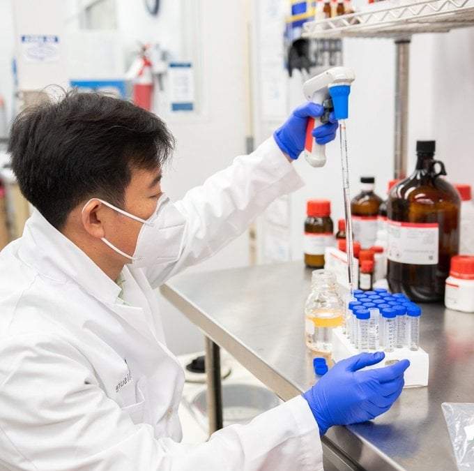 En la imagen, un investigador del laboratorio Valisure