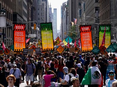 Decenas de miles protestan en EU previo a cumbre climática