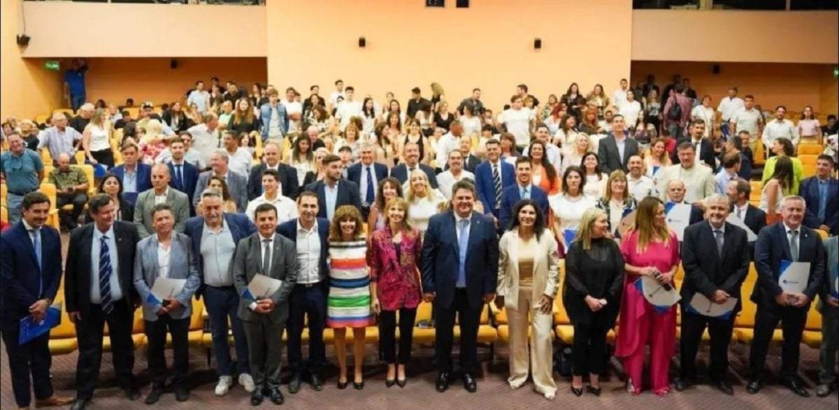 Mariano Gaido junto al gabinete que lo acompañará en el nuevo mandato. Fuente: (Noticias Neuquén)
