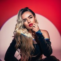 Siempre enamora: Karol G se perfila de costado y sorprende con un look veraniego