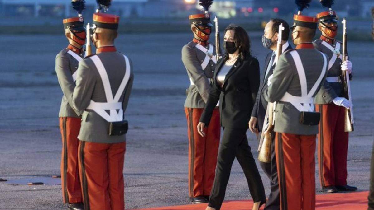 La vicepresidenta de EU Kamala Harris a su arribo a Guatemala