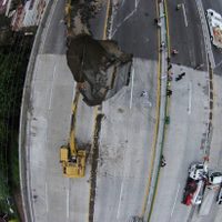 Permanecen atrapados pasajeros del auto que cayó en socavón del Paso Exprés en Cuernavaca (Videos)