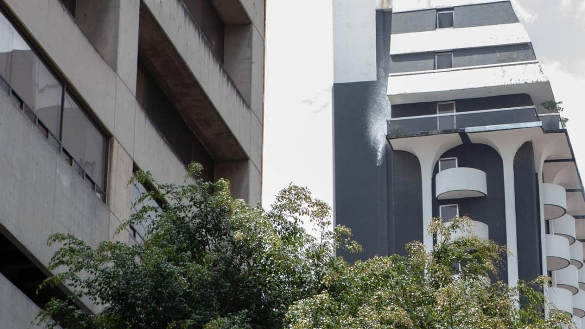 Daños en un edificio en la Zona Rosa