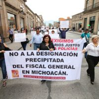 Abogados marchan contra posible 'fiscal carnal” y policías reclaman prestaciones en Michoacán