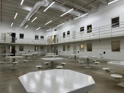 Trump reabre cárceles privadas y concede contratos millonarios; reabrirán prisiones para migrantes