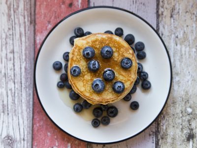 Mini tortitas de arándanos: mega esponjosas y bajas en calorías para tu próxima merienda