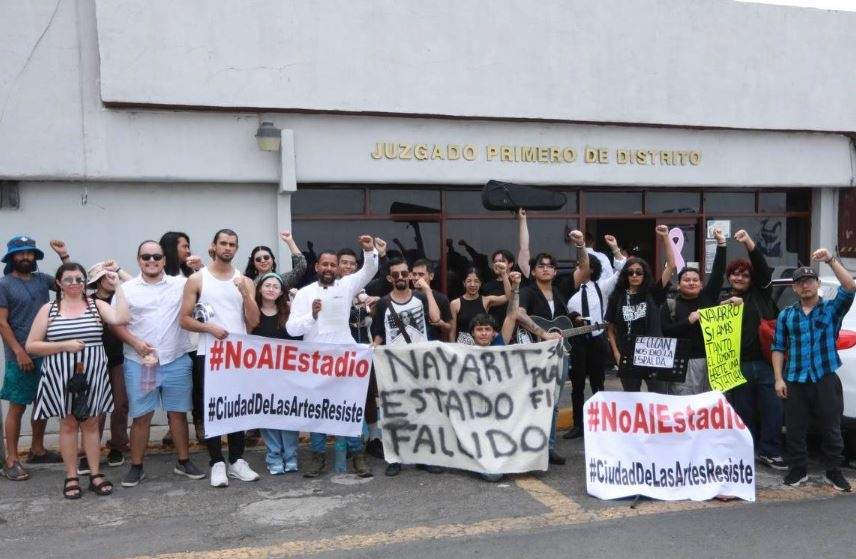 Ciudadanos se manifiestan frente a Juzgado Primero de Distrito de Nayarit en contra de la demolición de la Ciudad de las Artes