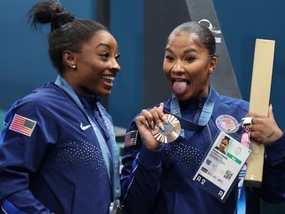 ¿Por qué le quitaron la medalla de bronce a la gimnasta Jordan Chiles?