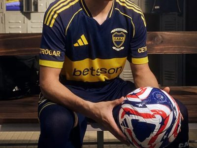 ¿Y si te llama Román?: el futbolista brasileño que posó con una camiseta de Boca e ilusiona a los hinchas