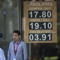 Frena peso desplome frente al dólar; cierre en 19.09 unidades