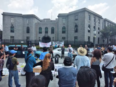 "Falsa pandemia"; antivacunas protestan frente a la Secretaría de Salud