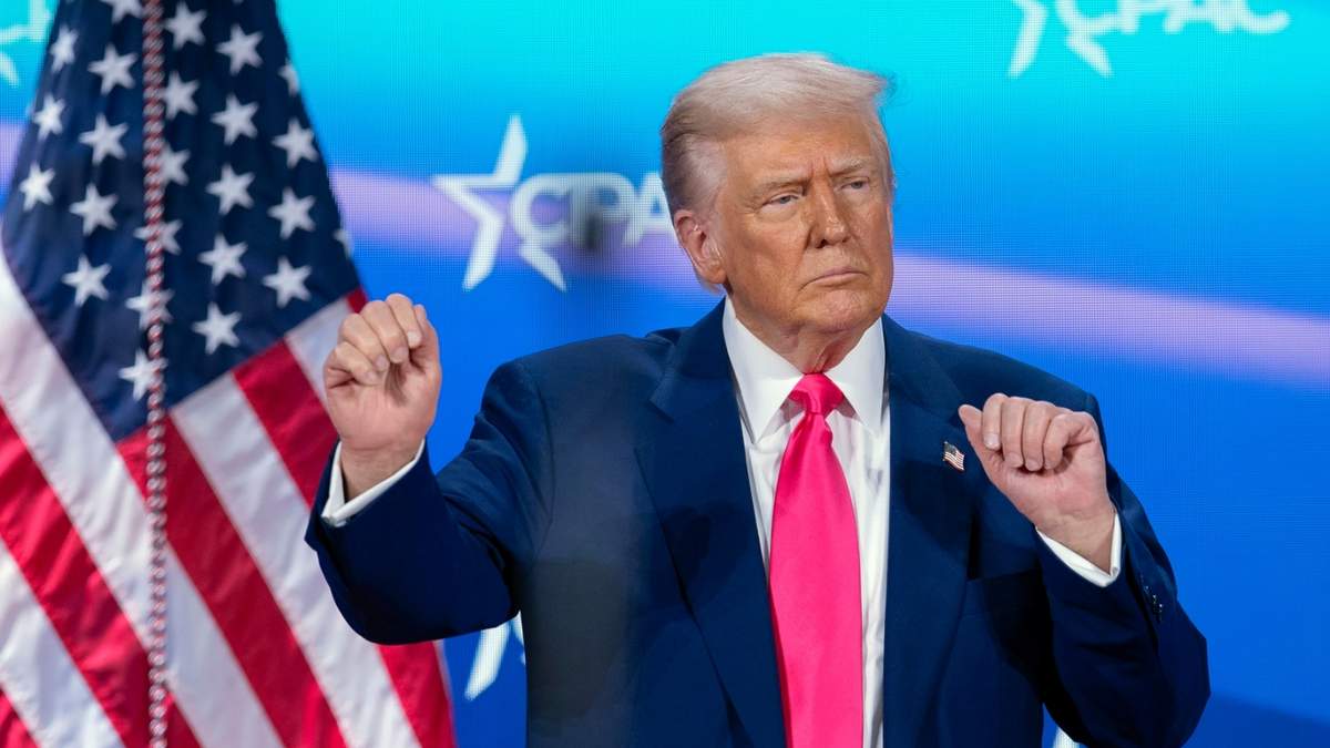 El presidente estadounidense Donald Trump baila tras dar un discurso en la Conferencia de Acción Política Conservadora en el Gaylord National Resort & Convention Center, en Oxon Hill, Maryland