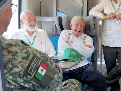 AMLO difunde video de su recorrido a bordo del Tren Maya; lo acompaña Carlos Slim