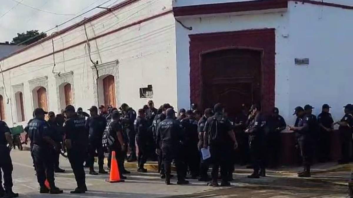 La protesta de los policías de Jonuta frente al Palacio de Gobierno