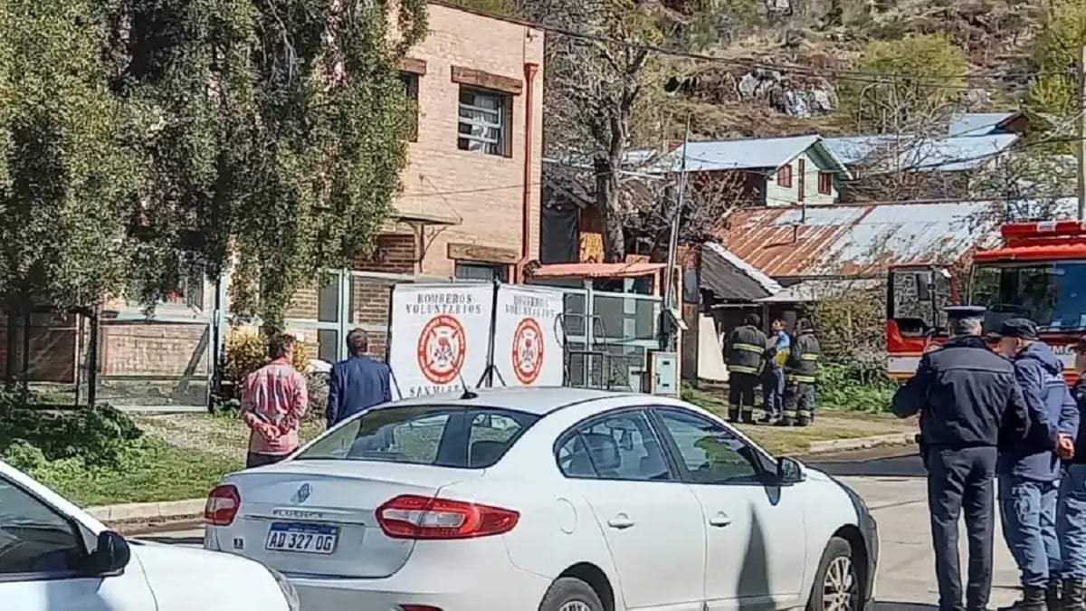 Policías y bomberos en la vivienda de la tragedia. Fuente: (Realidad Sanmartinense)