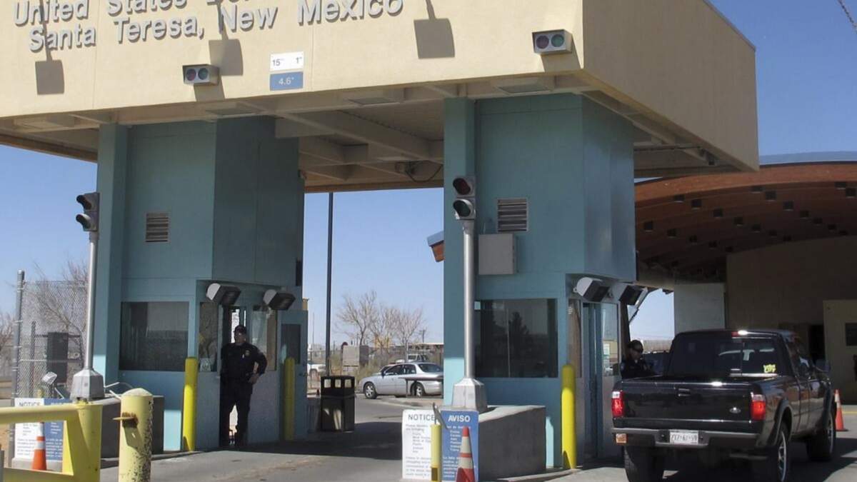 Varios vehículos cruzan de México a Estados Unidos en una estación fronteriza en Santa Teresa, Nuevo México, el 14 de marzo de 2012