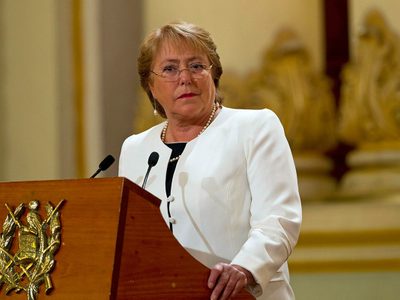 Chile: una gira desafortunada de Bachelet la tiene contra las cuerdas