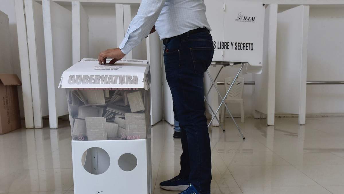 Habitante de Naucalpan ejerciendo su voto en el Estado de México