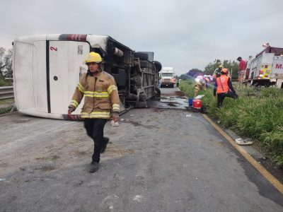 Vuelca autobús de pasajeros en NL; hay 11 muertos y 22 heridos