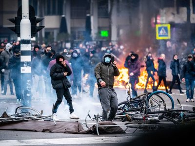 Protestas en Holanda contra el toque de queda: decenas de personas detenidas