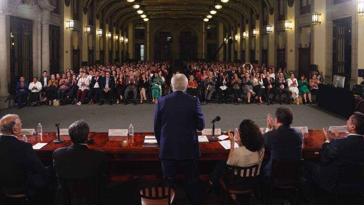 El presidente López Obrador con legisladores de Morena