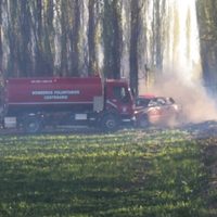 Dos incendios intencionales en Centenario: un bombero terminó en el hospital