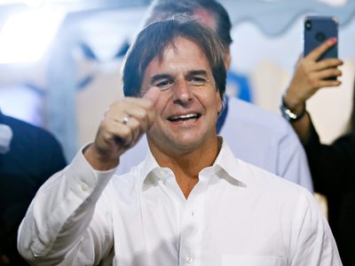 El presidente uruguayo, Luis Lacalle Pou, recibió la vacuna contra el coronavirus
