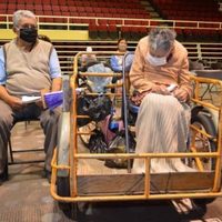 En carretilla, triciclo, carreola… así llevan a adultos mayores a la vacunación contra covid-19
