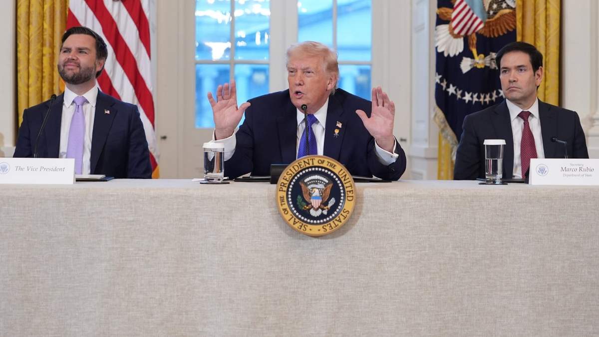 El presidente Donald Trump habla durante una reunión con ejecutivos petroleros en la Sala Este de la Casa Blanca, con JD Vance y el secretario de Estado, Marco Rubio