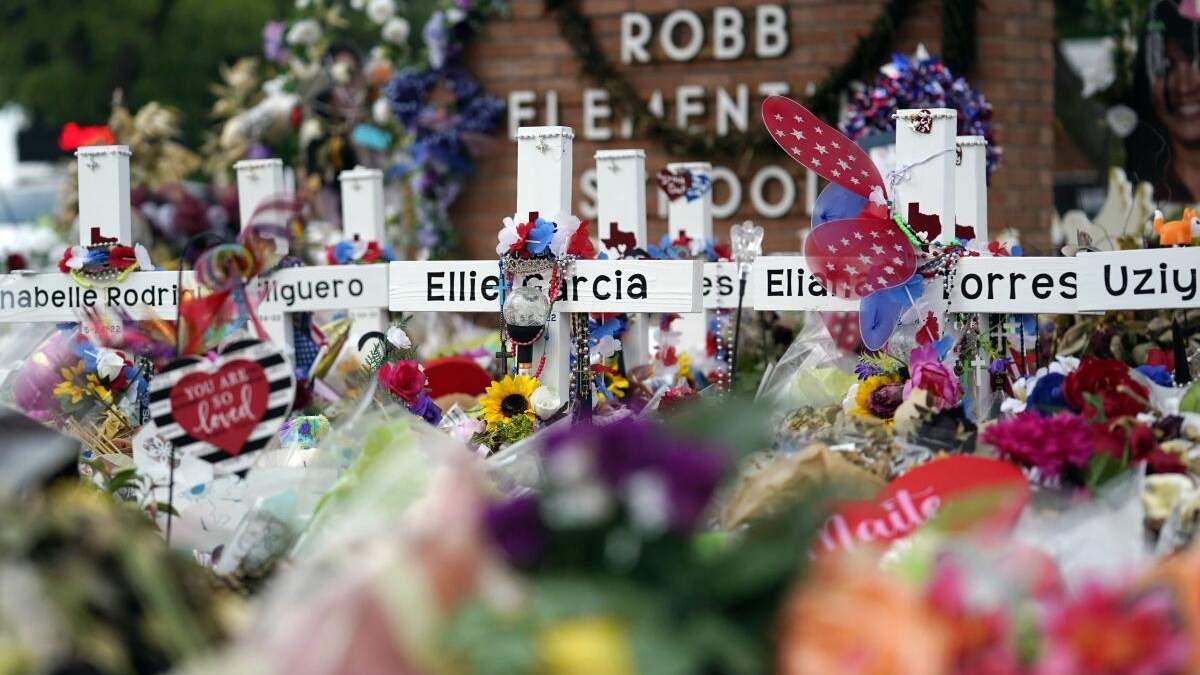 Un memorial en honor a las víctimas de la masacre escolar en Uvalde, Texas