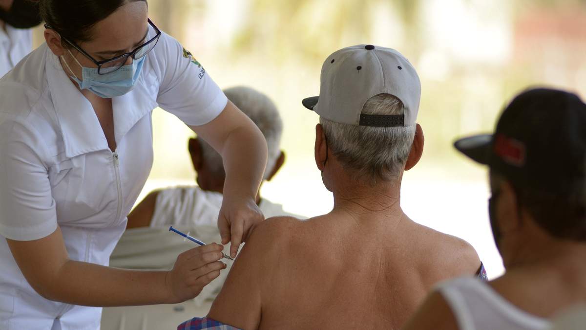 Vacunación de adultos mayores en Sinaloa