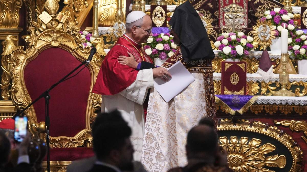 El Papa León XIV y el arzobispo patriarca armenio de Constantinopla Sahag II Mashalian celebran una liturgia en la catedral apostólica armenia de Estambul, Turquía