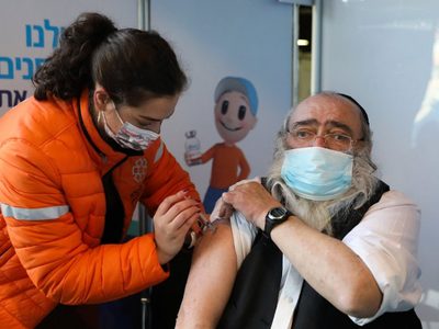 Israel aprueba la vacunación de refuerzo para varios sectores esenciales