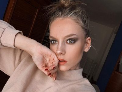 Libres como el viento... Ester Expósito, estrella de Netflix, deja en libertad su blusa ¡Paren todo!