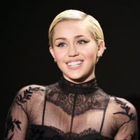 Miley Cyrus emocionó a sus fans con un nuevo video de "Nothing Breaks Like a Heart"