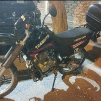 Chocaron y golpearon a una agente municipal para robarle la moto