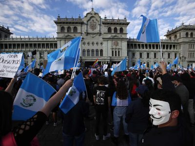 Crisis en Guatemala: quemaron un colectivo en la esquina de la Casa de Gobierno (imágenes)