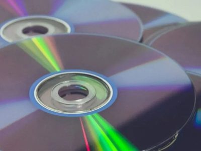 CDs y frascos de vidrio: la dupla perfecta para un reciclaje creativo y un tesoro artesanal