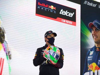 "Checo" Pérez: “para mí sería un sueño ganar aquí en México”; presenta su nuevo casco