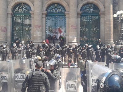Gresca en Congreso de la CDMX tras protesta de colectivo trans (Videos)