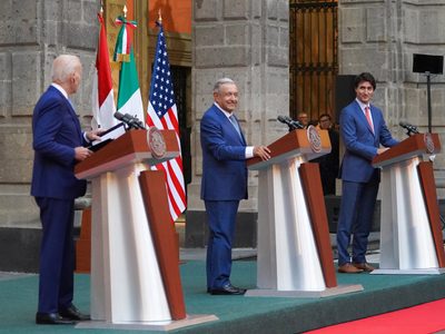Claudio X. González arremete contra AMLO por "mini-mañanera" con Biden y Trudeau
